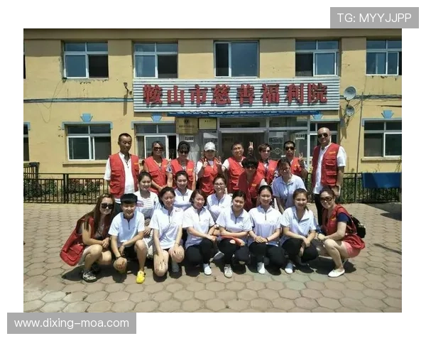 莱万多夫斯基持续参与慈善活动，传递爱心与希望备受关注